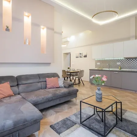 Amora Homes 3 Bedrooms Bright Flat In The Heart Of The -free Parking Need Reservation