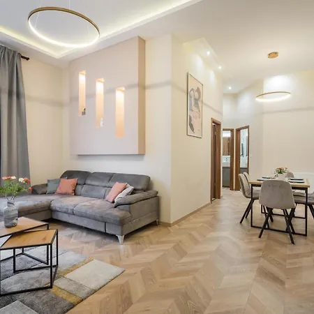 Amora Homes 3 Bedrooms Bright Flat In The Heart Of The -free Parking Need Reservation