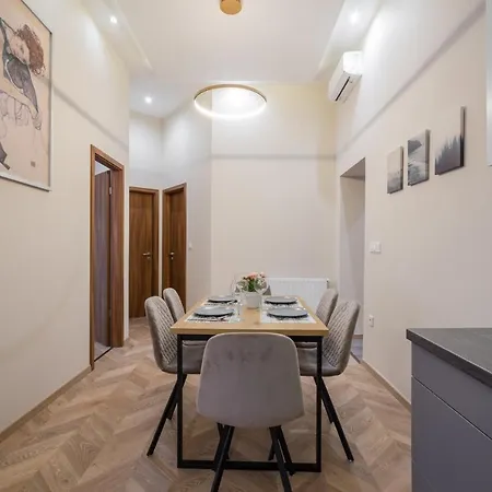 Amora Homes 3 Bedrooms Bright Flat In The Heart Of The -free Parking Need Reservation Budapest