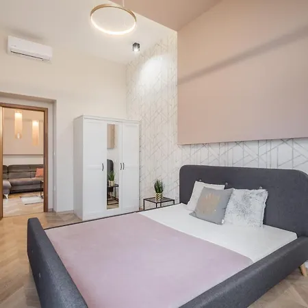 Lägenhet Amora Homes 3 Bedrooms Bright Flat In The Heart Of The -free Parking Need Reservation